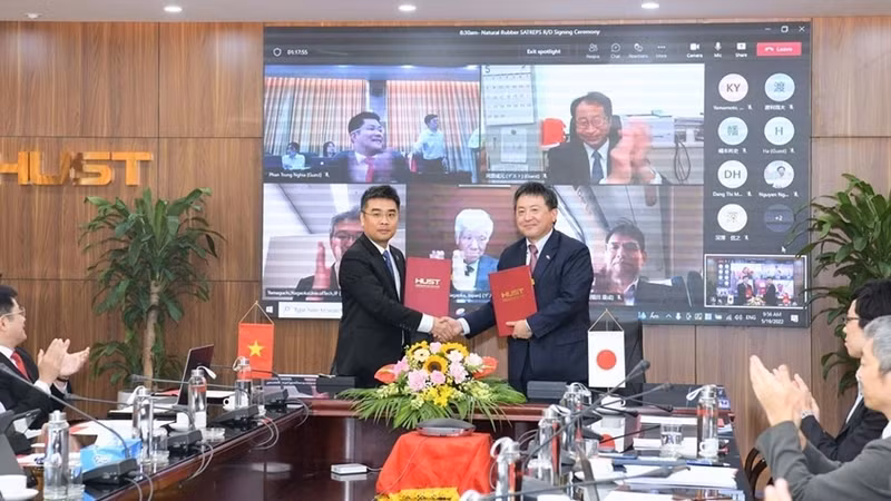 Lors de la cérémonie de signature du « Projet d’innovation scientifique et technologique du caoutchouc pour le cycle mondial du carbone ». Photo: qdnd.vn