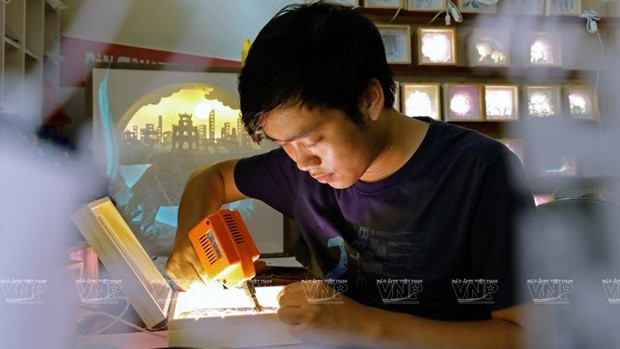 L'artisan Nguyên Duy Linh. Photo : VI/VNA.