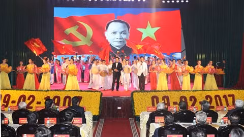 Célébration du 110e anniversaire du secrétaire général du Parti, Truong Chinh (9 février 1907), dans la province de Nam Dinh (au Nord). Photo: VNA/CVN.