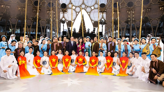 Le vice-ministre de la Culture, des Sports et du Tourisme Ta Quang Dông et des artistes vietnamiens participent à l’EXPO 2020 Dubaï. Photo : VOV.
