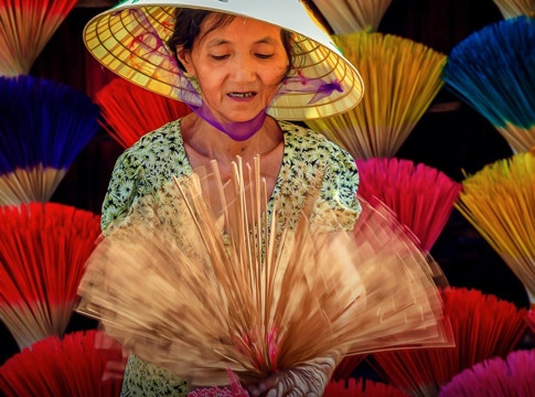 Le métier de production des bâtonnets d’encens au village de Thuy Xuân en banlieue de Huê. Photo : Journal Hanoimoi