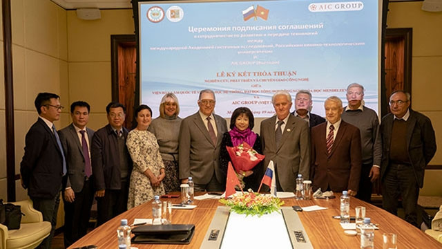 Cérémonie de signature de l’accord sur le transfert de nouvelles technologies entre l'AIC et l'IASS et l'Université russe de technologie chimique de Mendeleïev, le 15 septembre à Moscou. Photo : NDEL.