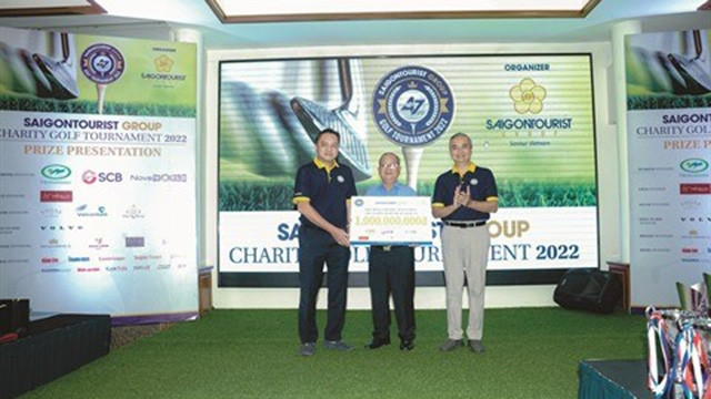 Remise des bourses scolaires de Saigontourist aux plus démunis. Photo : Saigontourist/CVN.