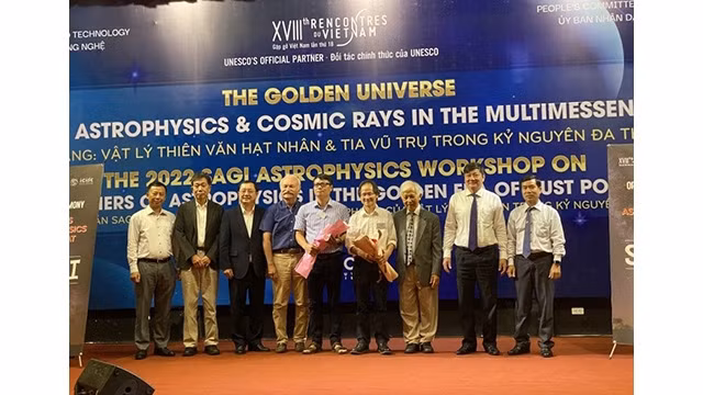 Huynh Thành Dat, le ministre des Sciences et de la Technologie (3e, gauche) et le docteur Nguyên Trong Hiên (4e, droite). Photo : VOV.