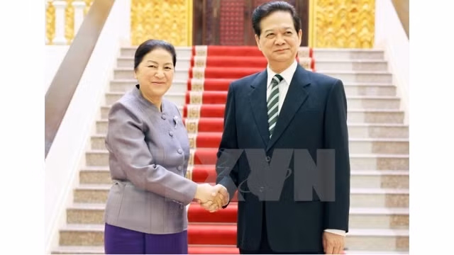 Le PM Nguyên Tân Dung (à droite) reçoit la Présidente de l’AN laotienne, Pany Yathotu. Photo: VNA.