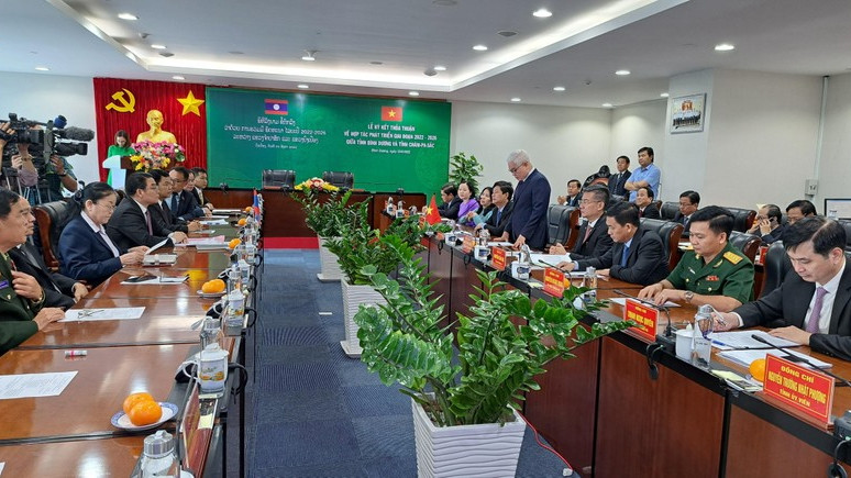Séance de travail entre les autorités de la province de Binh Duong et la délégation de la province laotienne de Champassak. Photo : NDEL.