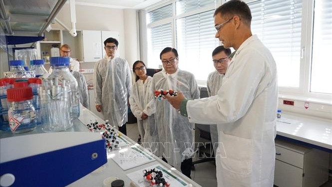 Le ministre de l'Agriculture et du Développement rural, Lê Minh Hoan, en visite dans un laboratoire du centre BIOMIN. Photo : VNA.
