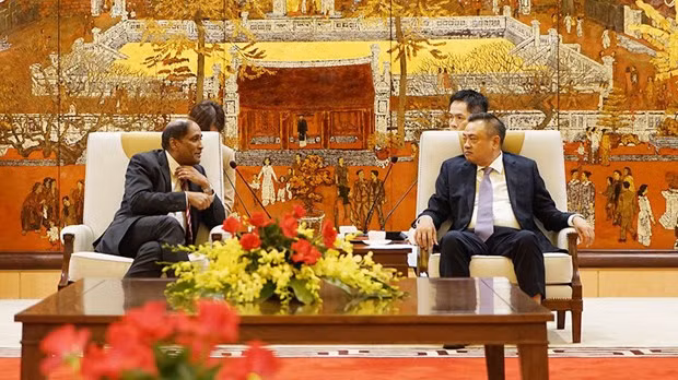 Le président du Comité populaire de Hanoi, Trân Sy Thanh (à droite) et l’ambassadeur de Singapour au Vietnam, Jaya Ratnam. Photo : hanoimoi.com.vn