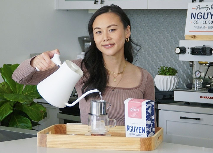 Sahra Nguyen et une tasse de café filtre à la vietnamienne. Photo : Thoidai.