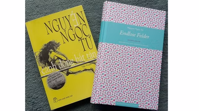 Le roman de Nguyên Ngoc Tu " Des champs à l’infini " en version vietnamienne et allemande. Photo : zing.vn