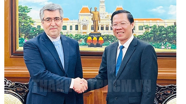 Le président du Comité populaire de Hô Chi Minh-Ville, Phan Van Mai (à droite), et l’ambassadeur d'Iran au Vietnam, Ali Akbar Nazari. Photo : thoidai.com.vn