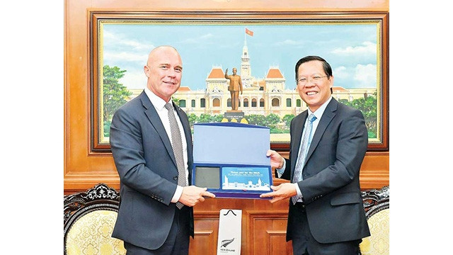 Le président du Comité populaire de Hô Chi Minh-Ville, Phan Van Mai (à droite) présente un cadeau au Consul général de Nouvelle-Zélande Joseph. Photo : sggp.org.vn