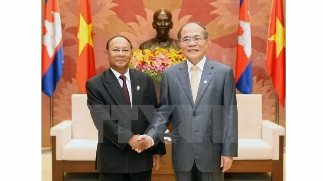 Le Président de l'AN du Vietnam, Nguyên Sinh Hùng (à droite), et son homologue cambodgien, Heng Samrin. Photo: VNA.