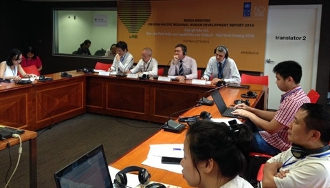 Conférence de presse pour publier le rapport intitulé «Façonner l'avenir : comment l’évolution démographique peut alimenter le développement humain», le 27 avril à Hanoi. Photo: VNA