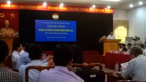 Le président du CC du FPV Nguyên Thiên Nhân prend la parole lors de la cérémonie de lancement du "Mois pour les pauvres". Photo: NDEL.