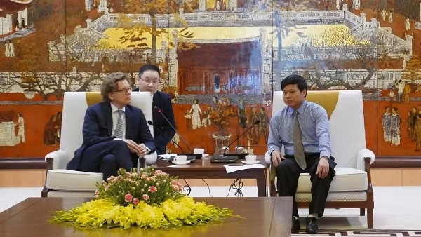 Le vice-président du Comité populaire de la ville de Hanoi, Ngô Van Quy (à droite), et l’ambassadeur suédois au Vietnam, Pereric Hogberg. Photo: KTDT.