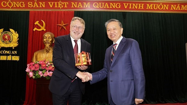 Le ministre de la Sécurité publique, Tô Lâm (à droite) avec le président de la Commission du Commerce international du Parlement européen, Bernd Lange. Photo : VNA.