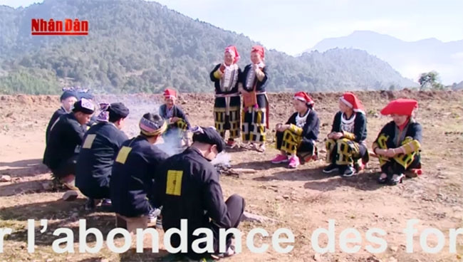 Le chant « giao duyên » par les Dao rouge