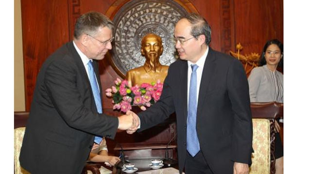 Le Secrétaire municipal du Parti pour Hô Chi Minh-Ville, Nguyên Thiên Nhân (à droite), et Michael Holzschneider, directeur général Aéroports et Aviation civile de Dornier GmbH, le 25 octobre dans la mégapole du Sud. Photo : VNA.