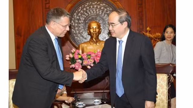 Le Secrétaire municipal du Parti pour Hô Chi Minh-Ville, Nguyên Thiên Nhân (à droite), et Michael Holzschneider, directeur général Aéroports et Aviation civile de Dornier GmbH, le 25 octobre dans la mégapole du Sud. Photo : VNA.