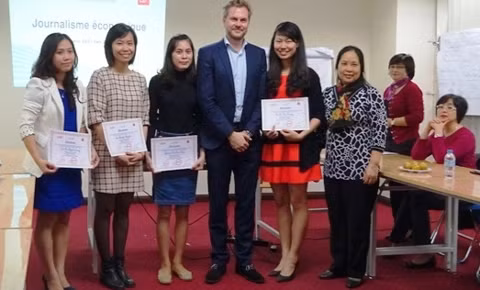 La remise des certificats aux participants de la formation, 27 mars à Hanoi. Photo: Diêu Hà/NDEL.