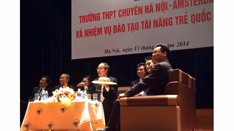 Le président du CC du FPV, Nguyên Thiên Nhân, lors de la rencontre avec les professeurs et les élèves du lycée Hanoi - Amsterdam. Photo: Thanh Quy/NDEL.