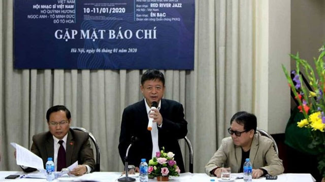 Le président de l’Association des compositeurs du Vietnam, Do Hong Quan (debout) lors du point presse tenu le 6 janvier à Hanoi. Photo : VNA