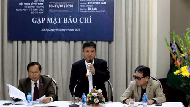 Le président de l’Association des compositeurs du Vietnam, Do Hong Quan (debout) lors du point presse tenu le 6 janvier à Hanoi. Photo : VNA