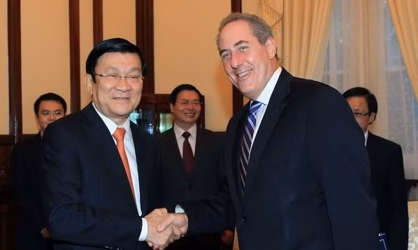 Le Président vietnamien Truong Tân Sang (gauche) et le représentant américain au commerce, Michael Froman (droite). Photo: VNA.