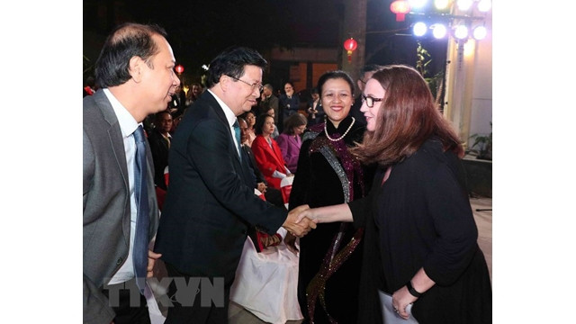 Le vice-Premier ministre Trinh Dinh Dung rencontre les représentants du corps diplomatique étranger. Photo : VNA