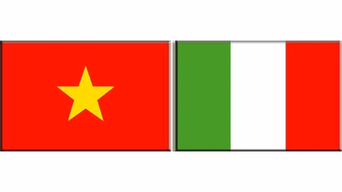 Les drapeaux du Vietnam et de l’Italie. Photo: NDEL.