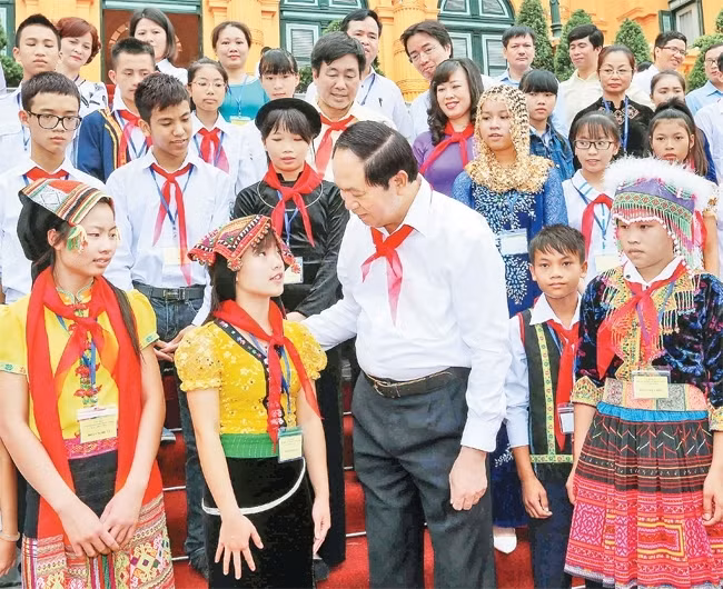 Le Président vietnamien, Trân Dai Quang, et des enfants en situation difficulté. Photo: VOV.