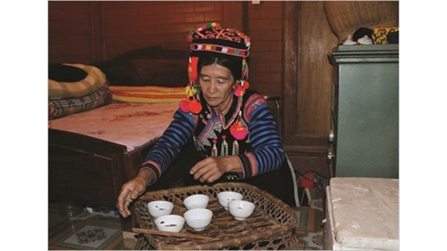 Préparation des bols de bánh trôi (boullettes de riz gluant), une offrande incontournable.