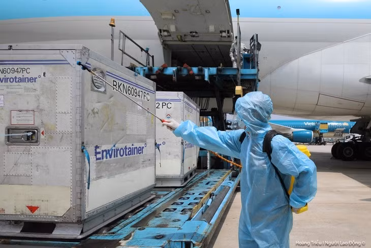 Un lot de vaccin anti-Covid-19 arrive à l'aéroport de Tân Son Nhât. Photo : VOV.