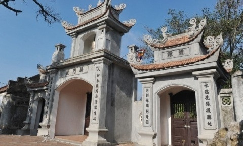 Le porche à trois entrées de la pagode de Nhât Tru. 