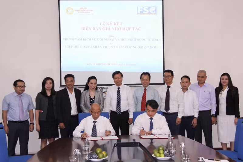 Vue générale de la cérémonie de signature. Photo : Baoquocte.