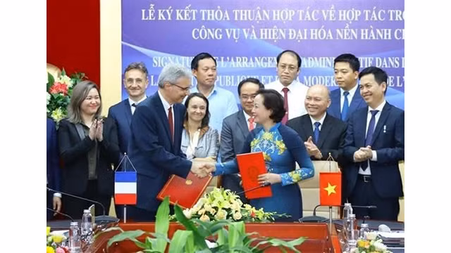 Signature d'n accord de coopération dans la fonction publique et la modernisation administrative. Photo : VNA.