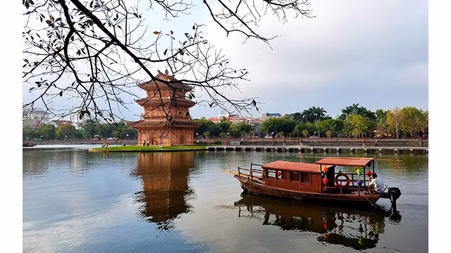 Inaugurée le 27 janvier 2022 (soit 25e jour du dernier mois lunaire), l'ancienne rue de Hoa Lu est située au bord du lac Ky Lân, porte d'entrée de la ville de Ninh Binh. Photo : Tam Sinh.