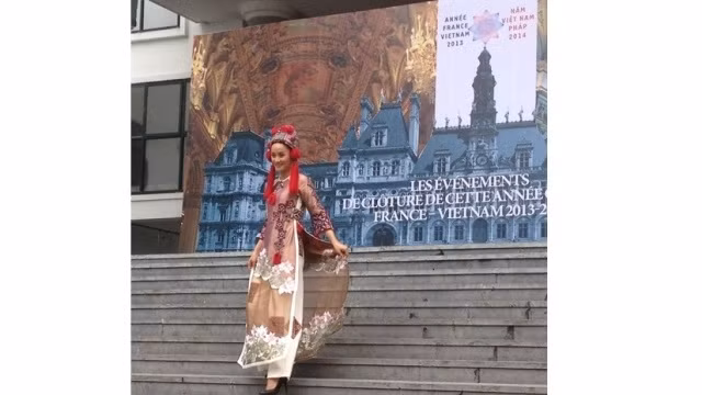 Un modèle du styliste Lan Huong sera présenté en France.