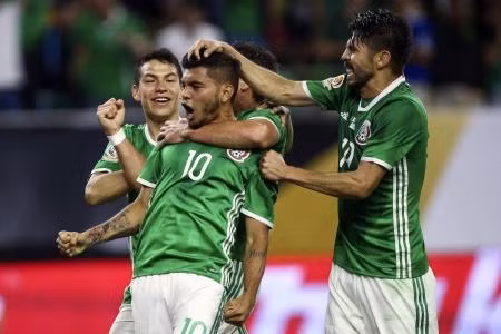 Jesus Manuel Corona, auteur d'un but de grande classe pour arracher le point du nul. Photo: Reuters.