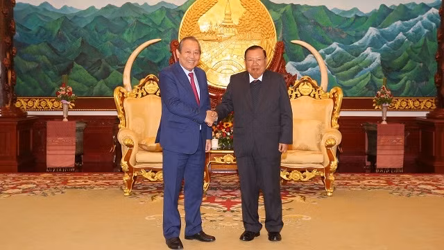 Le Vice-PM permanent du Vietnam Truong Hoa Binh (à gauche) et le Secrétaire général du PPRL et Président laotien Bounnhang Vorachith. Photo : VGP.