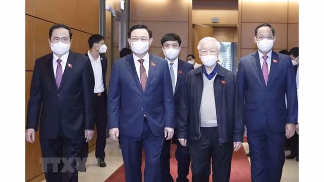 Le Secrétaire général du Parti, Nguyên Phu Trong (2e à partir de la droite), et le Président de l'Assemblée nationale, Vuong Dinh Huê (3e à partir de la droite). Photo : VNA.