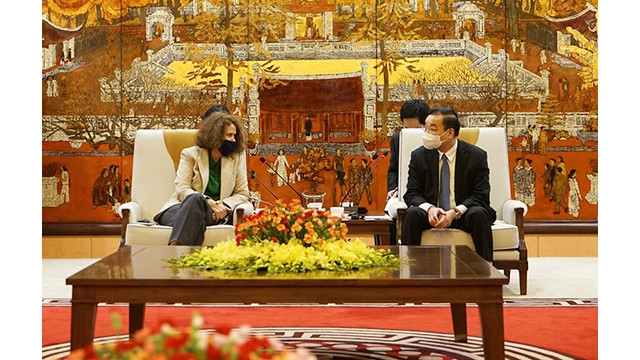 Le président du Comité populaire de Hanoï, Chu Ngoc Anh (à droite) et la directrice de la Banque mondiale au Vietnam, Carolyn Turk. Photo : Journal Thoi Dai.
