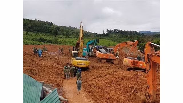 Les forces de sauvetage recherchent les corps des soldats ensevelis par suite des glissements de terrain à Quang Tri. Photo : VNA.