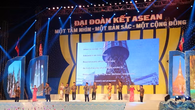 Un numéro artistique des artistes brunéiens lors de la cérémonie d'ouverture des «Journées de la grande union de l’ASEAN». Photo: PHÙNG TRANG/NDEL. 