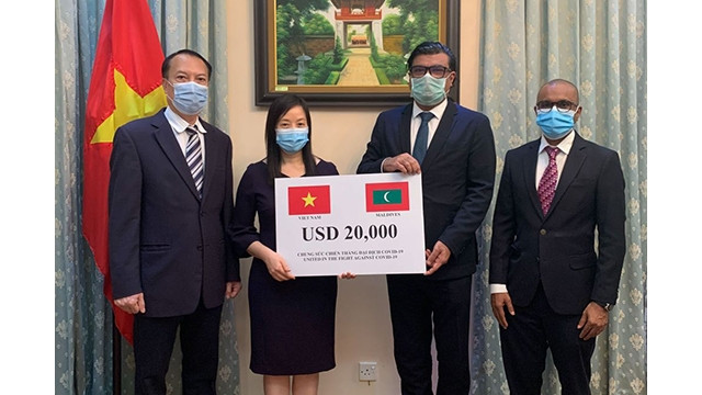 L’ambassadrice du Vietnam au Sri Lanka, Pham Thi Bich Ngoc fait un don de 20 000 dollars aux Maldives pour la prévention du Covid-19. Photo: baoquocte.vn