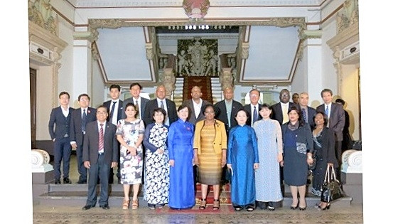 Les dirigeants de Hô Chi Minh-Ville et de la ville de Johannesburg prennent une photo souvenir. Photo: hochiminhcity.gov.vn.