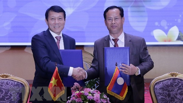 Le vice-ministre vietnamien de la Sécurité publique, Luong Tam Quang (à gauche), et son homologue laotien, Kongthong Phongvicith, ont signé un protocole d'accord de la 12e Conférence sur la coopération en matière de sécurité Vietnam - Laos. Photo : VNA.