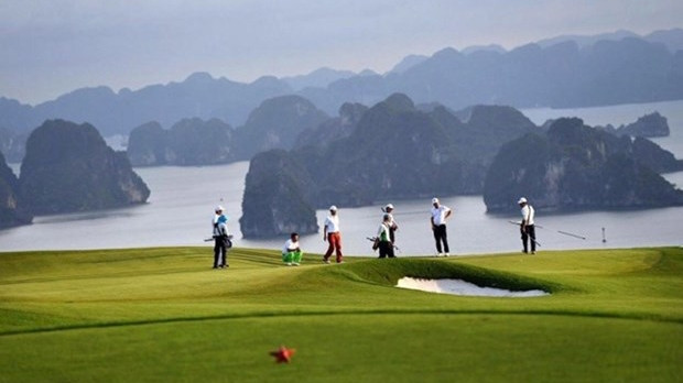 Pendant leur voyage, les touristes sud-coréens joueront au golf. Photo : VNA.