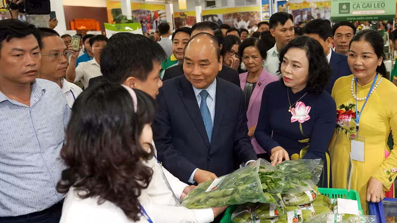 Le Premier ministre Nguyên Xuân Phuc à la foire Une commune - Un produit de Hanoi, le 21 septembre. Photo : VGP.